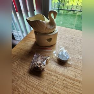 Ecru Ceramic Swan Potpurri Warmer Brand New with Potpourri and Tea Candle